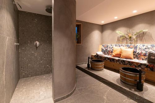 een woonkamer met een bank en een douche bij Haus Bergrausch in Krün