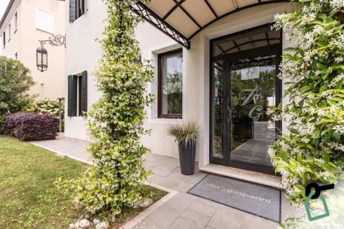 an entrance to a house with a ivy covered door at HOTIDAY Room Collection - Dolo in Dolo