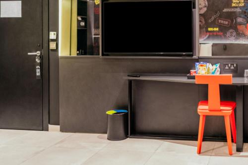TV a/nebo společenská místnost v ubytování SO City Hotel Adults Only