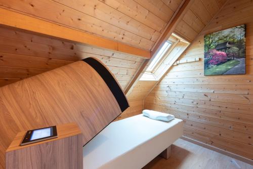 a small room with a bed in a wooden cabin at Maison Zen dans les Pyrénées in Coarraze
