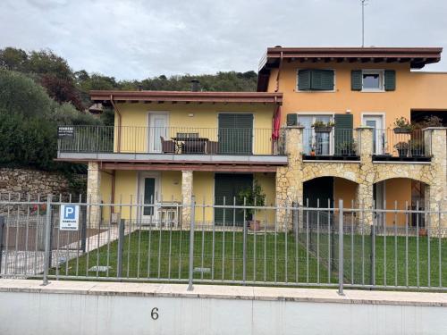 Το κτήριο όπου στεγάζεται  το διαμέρισμα