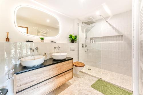 a bathroom with two sinks and a shower at Sauna Bain Nordique Cinéma Vue Montange in Chamonix-Mont-Blanc
