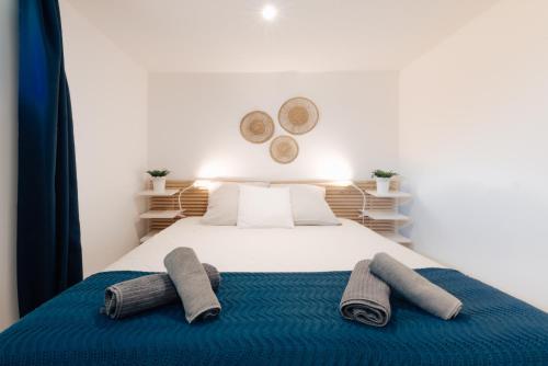 a bedroom with a bed with towels on it at Grande maison & annexe, à deux pas de la Rochelle in Nieul-sur-Mer