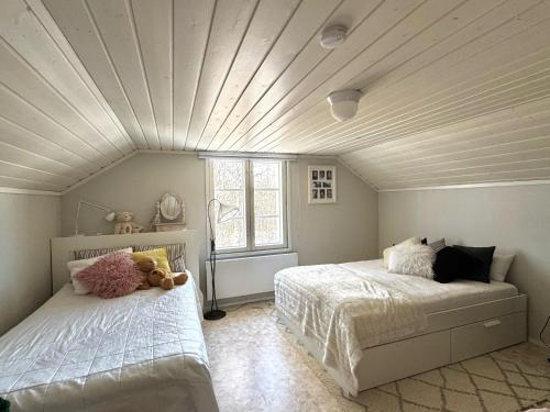 a bedroom with two beds and a ceiling at Villa Lempeänranta in Pello