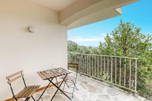une chambre avec un balcon avec une table et des chaises dans l'établissement Bright apartment with terrace and sea view Le Lavandou, au Lavandou