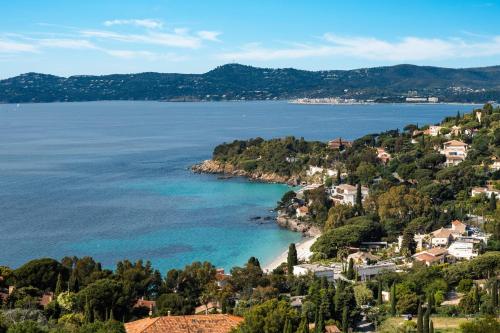 Elle offre une vue sur la plage et l'océan. dans l'établissement Renovated 1-bedroom apartment with sea view and large balcony Aiguebelle, au Lavandou
