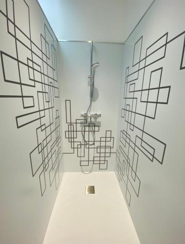 La salle de bains est ornée d'œuvres d'art noir et blanc sur le mur. dans l'établissement Le Loft du Pré - Maison d'architecte - Le Mans, au Mans