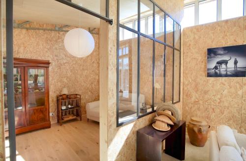 ein Wohnzimmer mit Sofa und Tisch in der Unterkunft Le Loft du Pré - Maison d'architecte - Le Mans in Le Mans