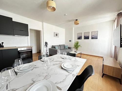 - un salon avec une table et des verres à vin dans l'établissement Le Quartier des Saveurs, proche des Halles Carnot, à Limoges