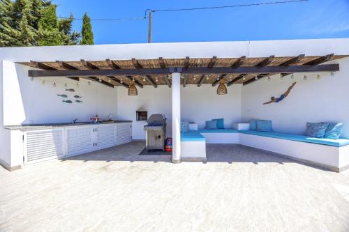 patio con divano blu sotto un pergolato di Private Oasis in Algarve with Pool & Fruit Garden a Loulé