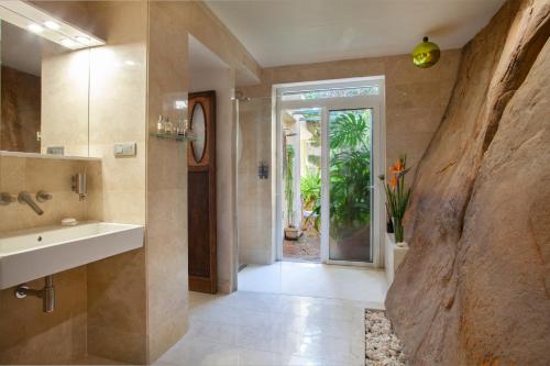 Ένα μπάνιο στο Stone House