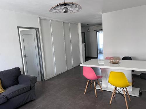 un salon avec une table et deux chaises dans l'établissement Appartement Cosy Capelette, à Marseille
