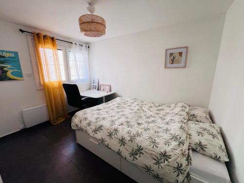une chambre avec un lit, un bureau et une fenêtre dans l'établissement Appartement Cosy Capelette, à Marseille