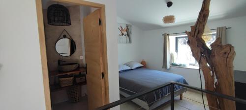 - une chambre avec un lit et une porte donnant sur un balcon dans l'établissement Mazet spa privé, à Beaumont
