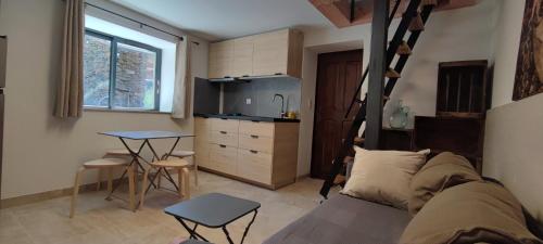 un salon avec un canapé et une table dans l'établissement Mazet spa privé, à Beaumont