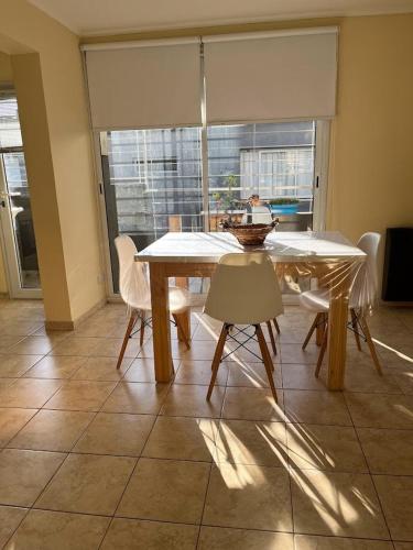 a dining room with a white table and chairs at Departamento Centrico para 4 personas in Tandil