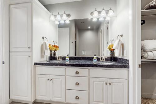 ein Badezimmer mit zwei Waschbecken und einem großen Spiegel in der Unterkunft Zion’s Coral Ridge Escape in Washington