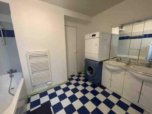 une salle de bain avec deux lavabos et une machine à laver dans l'établissement Beau Duplex situé en hypercentre d'Angers, à Angers