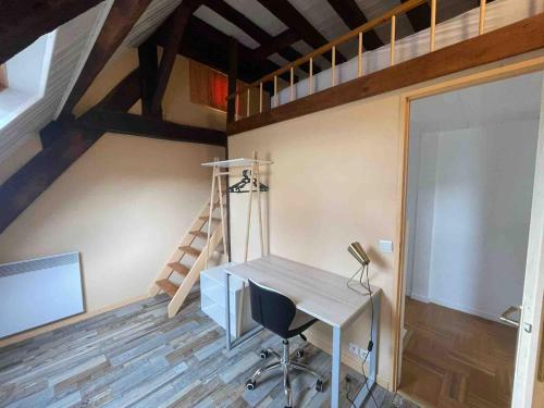 Cette chambre comprend un bureau et une mezzanine. dans l'établissement Beau Duplex situé en hypercentre d'Angers, à Angers
