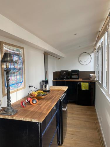 une cuisine avec un comptoir en bois dans une pièce dans l'établissement Grand studio Zen à côté de la promenade des Anglais, à Nice