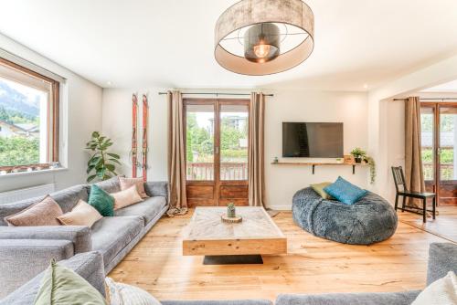 a living room with a couch and a table at Sauna Bain Nordique Cinéma Vue Montange in Chamonix-Mont-Blanc