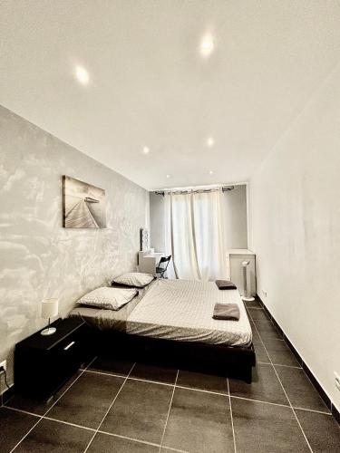 une photo en noir et blanc d'une chambre avec un lit dans l'établissement NICE Le Port, à Nice