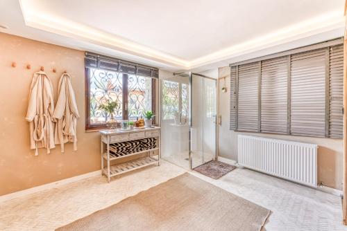 a bathroom with a walk in shower and a walk in shower at Sauna Bain Nordique Cinéma Vue Montange in Chamonix-Mont-Blanc