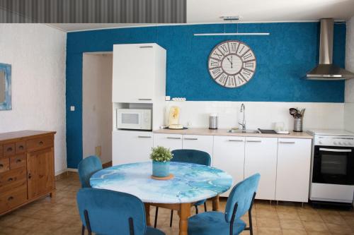 une cuisine avec une table et des chaises dans une cuisine dans l'établissement Bas de Villa Terrasse & Clim Plage à pieds, à Six-Fours-les-Plages