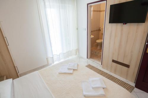 Vila Mitrovic tesisinde bir odada yatak veya yataklar