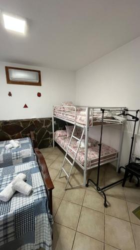 a room with two bunk beds and a desk at Villa La Quinta de Vals in Valsequillo