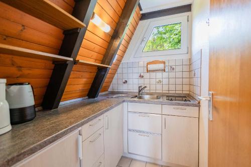 Dapur atau dapur kecil di Ferienwohnpark Immenstaad am Bodensee Nurdachhaus Typ 7 ND 17
