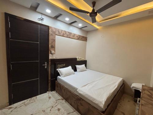 a bedroom with a bed and a ceiling fan at SEVEN SEVEN HOMESTAy in Amritsar
