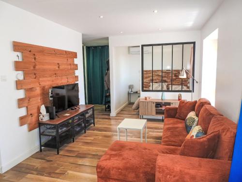 un salon avec un canapé et une télévision dans l'établissement Apartment Gimelli by Interhome, à Toulon