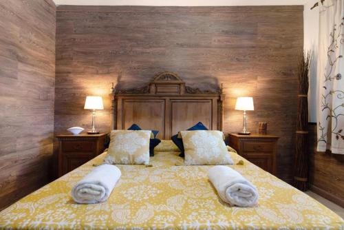 a bedroom with a large bed with towels on it at Villa La Quinta de Vals in Valsequillo