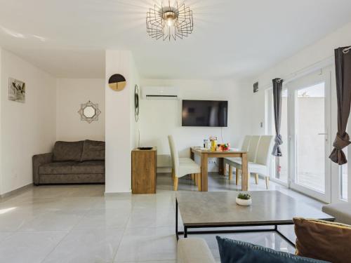 Televisyen dan/atau pusat hiburan di Holiday Home Iris by Interhome