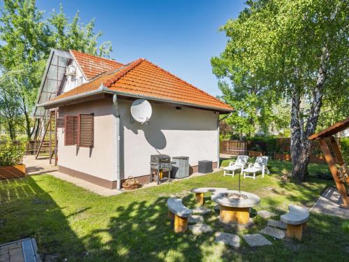 Taman di luar Holiday Home Iris by Interhome