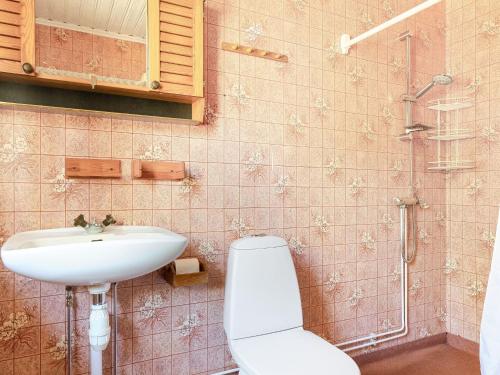 Ένα μπάνιο στο Holiday Home Skärvudde Villan by Interhome
