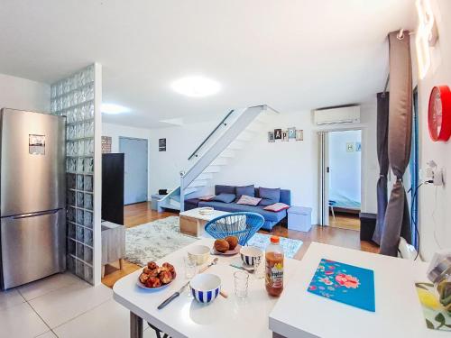 Il dispose d'une cuisine et d'un salon avec une table et un réfrigérateur. dans l'établissement Apartment Les Oliviers by Interhome, à Six-Fours-les-Plages