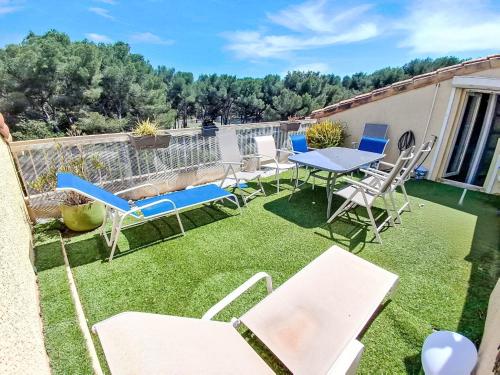 un patio avec des chaises et une table sur un balcon dans l'établissement Apartment Les Oliviers by Interhome, à Six-Fours-les-Plages