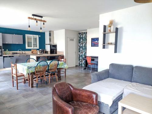 un salon avec un canapé, une table et des chaises dans l'établissement Holiday Home Mauclair by Interhome, à Saint-Cyprien