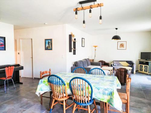 un salon avec une table, des chaises et un canapé dans l'établissement Holiday Home Mauclair by Interhome, à Saint-Cyprien