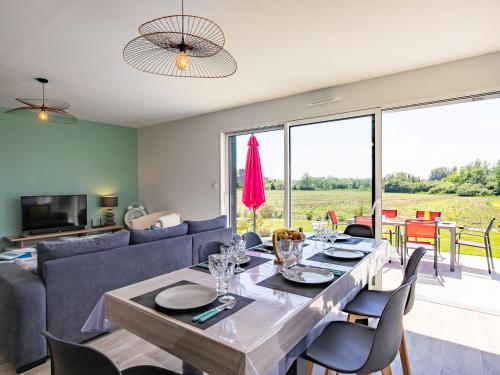 un salon avec une table, des chaises et un canapé dans l'établissement Holiday Home La maison du Lividig by Interhome, à Brignogan-Plage