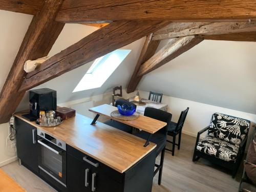 シルティカイムにあるAppartement 2 pièces atypiqueのテーブルとダイニングルームのあるキッチン