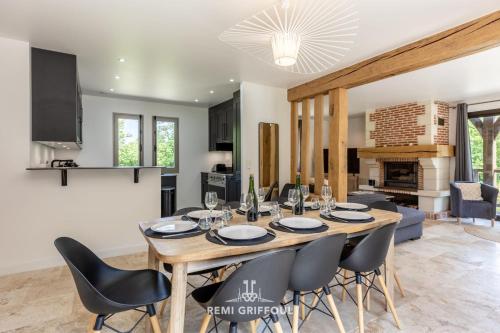 une salle à manger et un salon avec une table et des chaises dans l'établissement Eva Home - Magnificent villa with Garden - Honfleur 10 Pax, à Honfleur