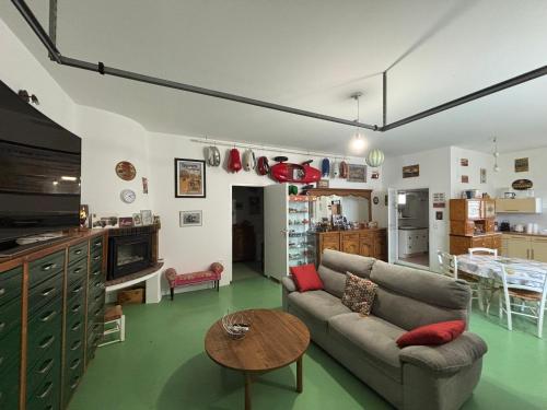 un salon avec un canapé et une table dans l'établissement Bas de villa Sarrola Carcopino, à Sarrola-Carcopino