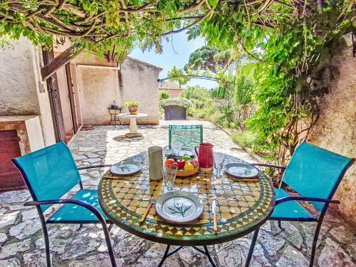 Kawasan patio atau luaran di Holiday Home La Coustelline by Interhome