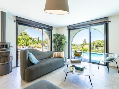 un salon avec un canapé et une table dans l'établissement Holiday Home Casa Palmento by Interhome, à Santa-Reparata-di-Balagna