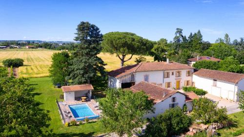 une vue aérienne d'une maison avec piscine dans l'établissement Le Mazage des Trégans, à Gaillac