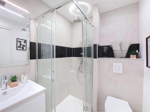 une salle de bain avec douche et lavabo dans l'établissement Apartment Le Nice Etoile by Interhome, à Nice