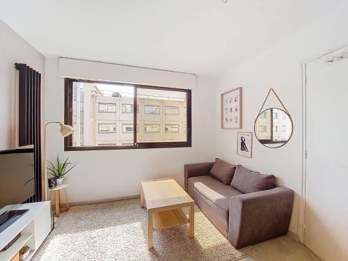 un salon avec un canapé et une fenêtre dans l'établissement Apartment Le Nice Etoile by Interhome, à Nice
